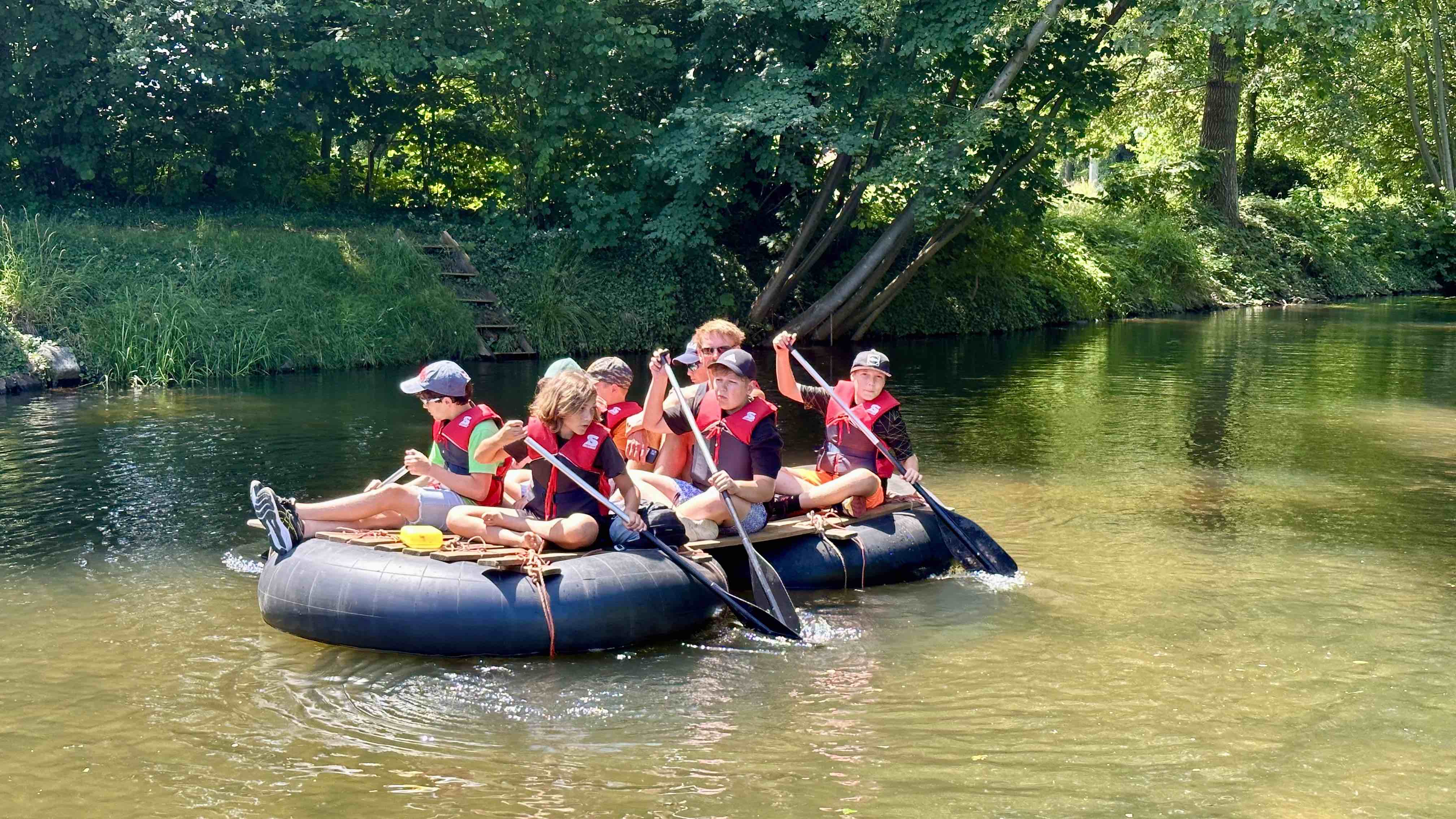 Kinder auf Floßtour im Spreewald